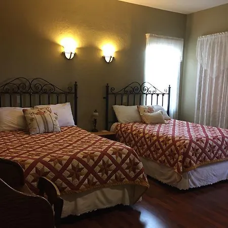 Virgil\'S Corner B & B